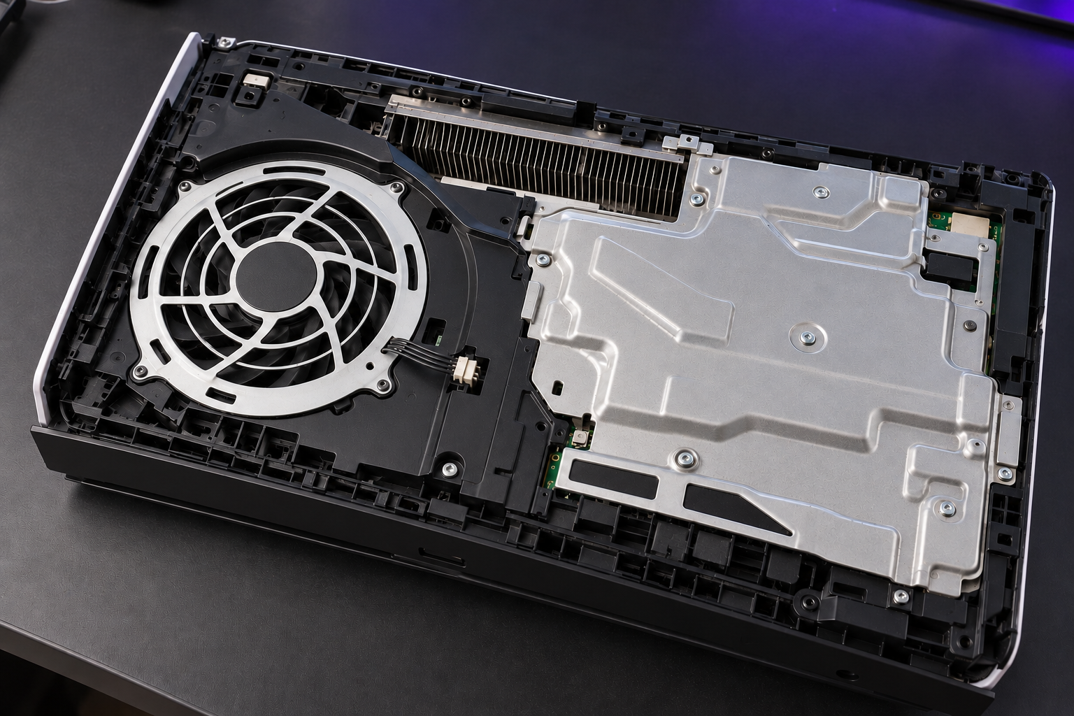 KI-Beispiel einer gereinigten geöffneten PS5